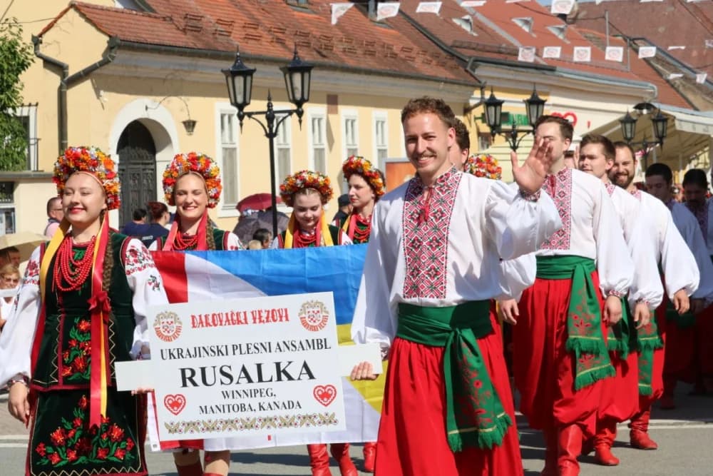 /VELIKA FOTOGALERIJA/ Ljepota tradicije i bogatstvo narodnih običaja dočarana na 58. Đakovačkim vezovima