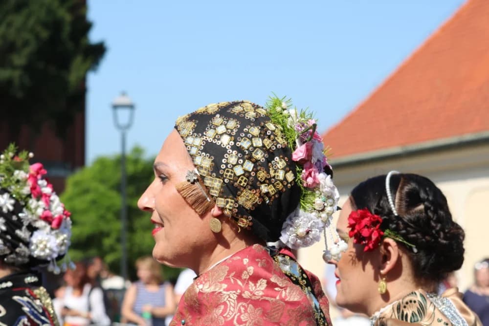 /VELIKA FOTOGALERIJA/ Ljepota tradicije i bogatstvo narodnih običaja dočarana na 58. Đakovačkim vezovima