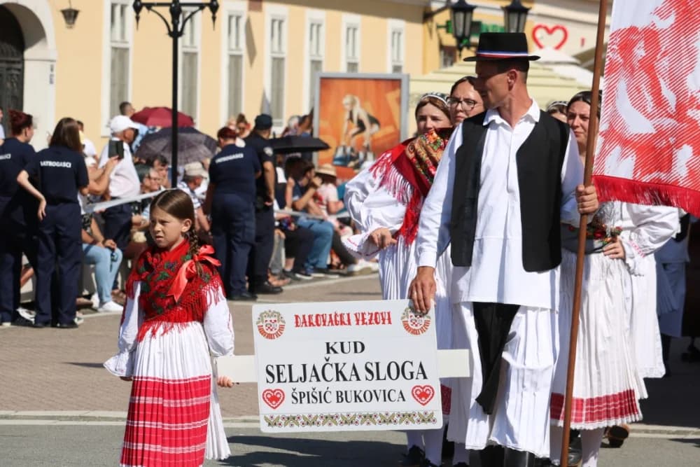 /VELIKA FOTOGALERIJA/ Ljepota tradicije i bogatstvo narodnih običaja dočarana na 58. Đakovačkim vezovima