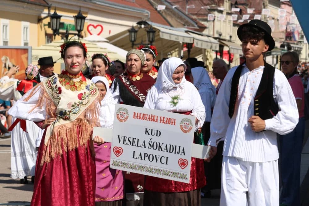 /VELIKA FOTOGALERIJA/ Ljepota tradicije i bogatstvo narodnih običaja dočarana na 58. Đakovačkim vezovima