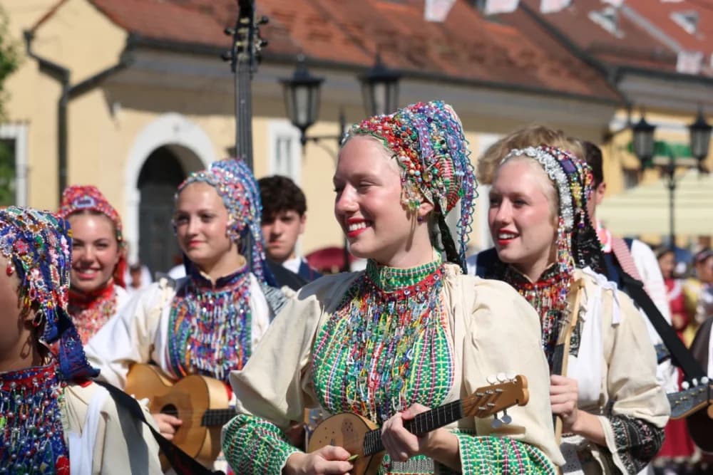 /VELIKA FOTOGALERIJA/ Ljepota tradicije i bogatstvo narodnih običaja dočarana na 58. Đakovačkim vezovima