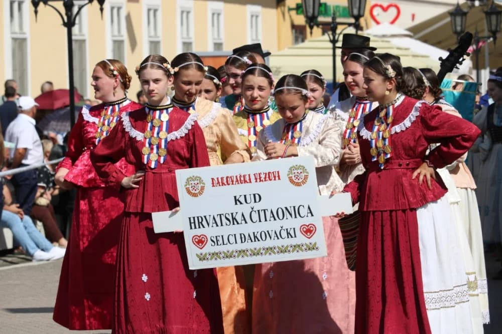 /VELIKA FOTOGALERIJA/ Ljepota tradicije i bogatstvo narodnih običaja dočarana na 58. Đakovačkim vezovima