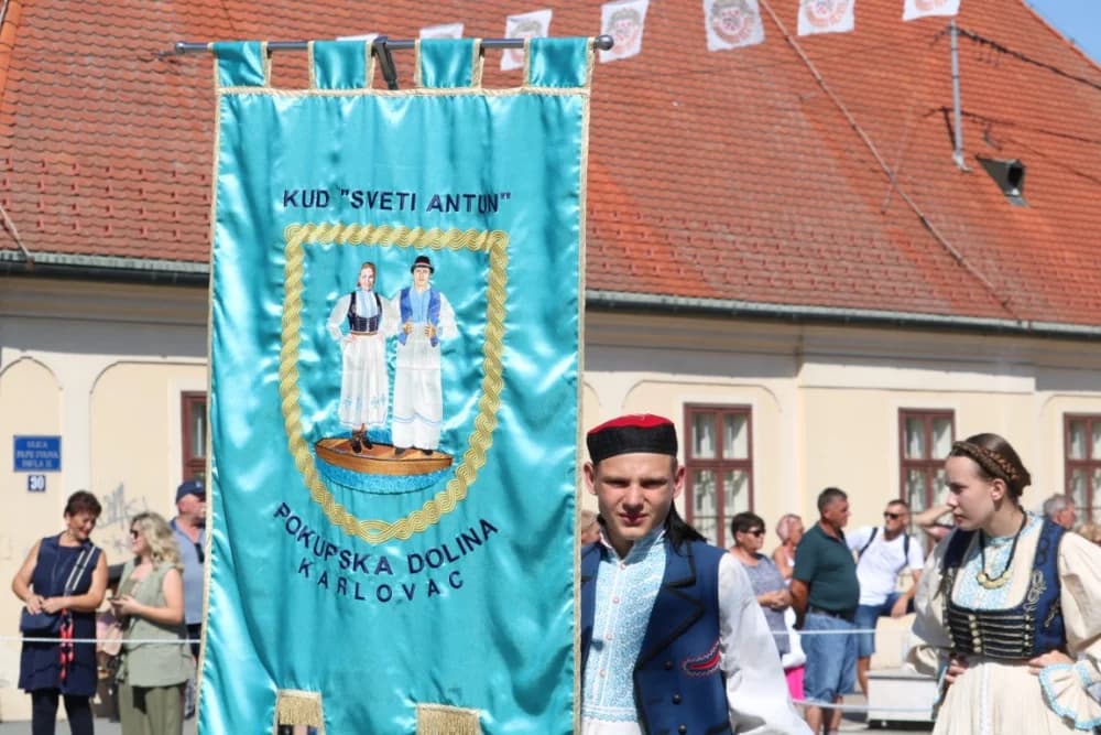 /VELIKA FOTOGALERIJA/ Ljepota tradicije i bogatstvo narodnih običaja dočarana na 58. Đakovačkim vezovima