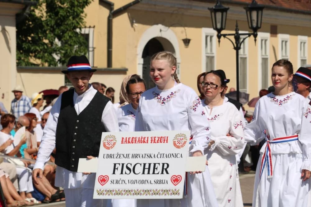 /VELIKA FOTOGALERIJA/ Ljepota tradicije i bogatstvo narodnih običaja dočarana na 58. Đakovačkim vezovima