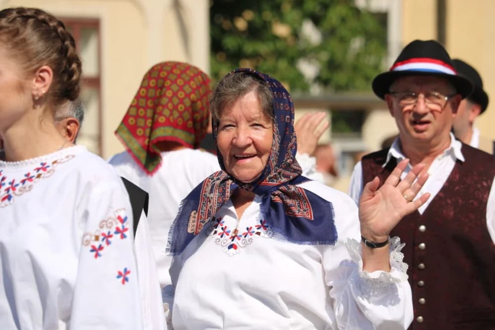 /VELIKA FOTOGALERIJA/ Ljepota tradicije i bogatstvo narodnih običaja dočarana na 58. Đakovačkim vezovima