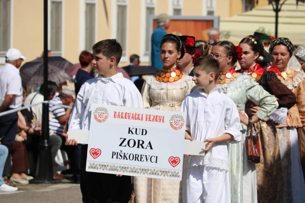 /VELIKA FOTOGALERIJA/ Ljepota tradicije i bogatstvo narodnih običaja dočarana na 58. Đakovačkim vezovima