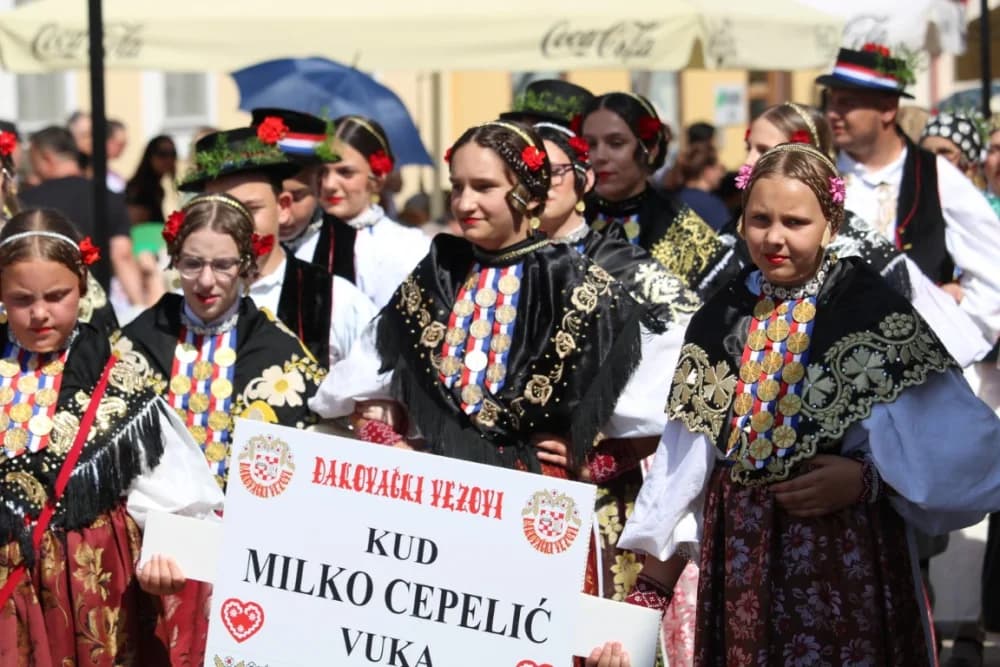 /VELIKA FOTOGALERIJA/ Ljepota tradicije i bogatstvo narodnih običaja dočarana na 58. Đakovačkim vezovima