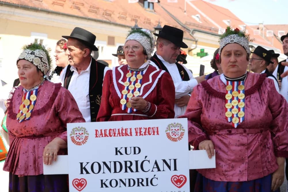 /VELIKA FOTOGALERIJA/ Ljepota tradicije i bogatstvo narodnih običaja dočarana na 58. Đakovačkim vezovima