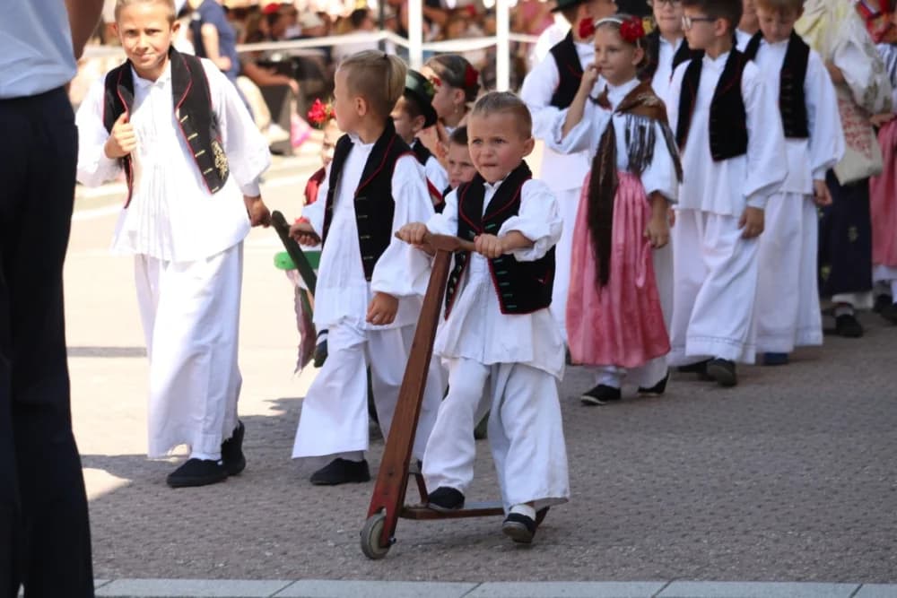/VELIKA FOTOGALERIJA/ Ljepota tradicije i bogatstvo narodnih običaja dočarana na 58. Đakovačkim vezovima