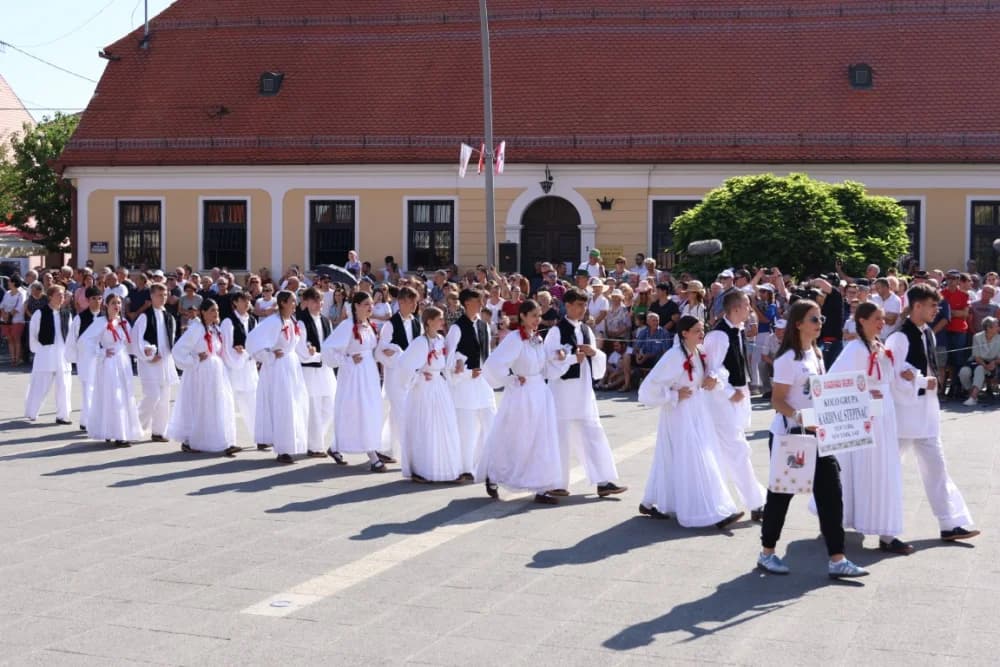 /VELIKA FOTOGALERIJA/ Ljepota tradicije i bogatstvo narodnih običaja dočarana na 58. Đakovačkim vezovima