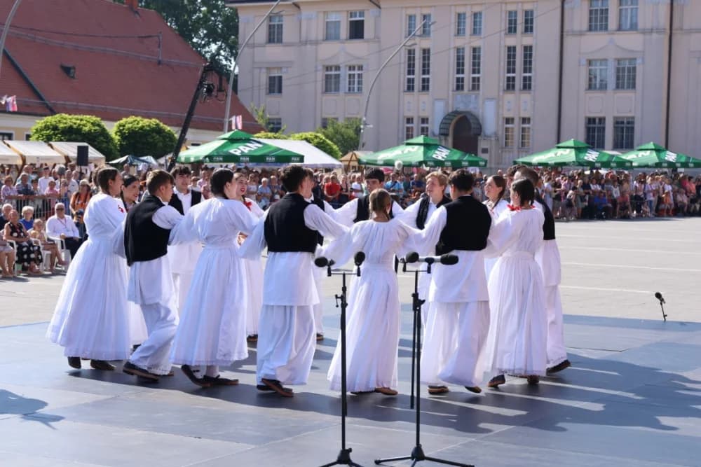 /VELIKA FOTOGALERIJA/ Ljepota tradicije i bogatstvo narodnih običaja dočarana na 58. Đakovačkim vezovima