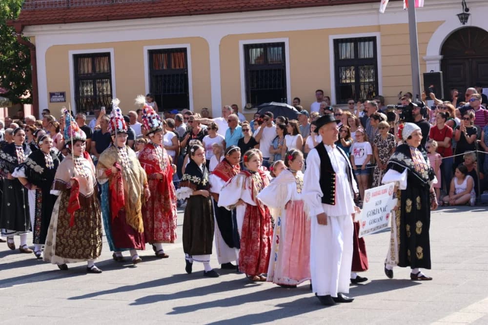 /VELIKA FOTOGALERIJA/ Ljepota tradicije i bogatstvo narodnih običaja dočarana na 58. Đakovačkim vezovima