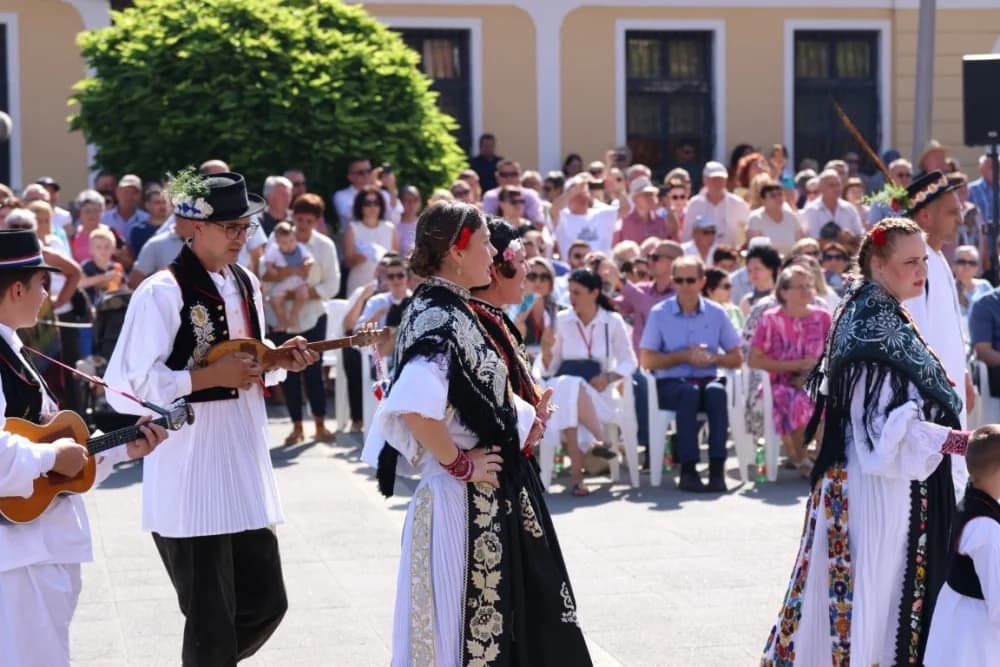 /VELIKA FOTOGALERIJA/ Ljepota tradicije i bogatstvo narodnih običaja dočarana na 58. Đakovačkim vezovima