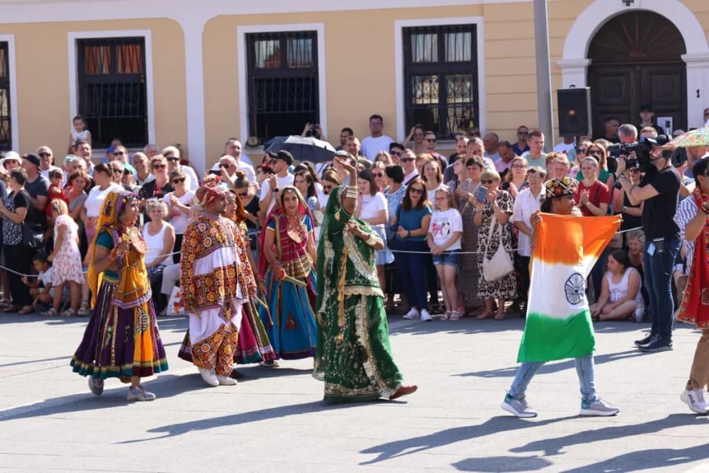 /VELIKA FOTOGALERIJA/ Ljepota tradicije i bogatstvo narodnih običaja dočarana na 58. Đakovačkim vezovima
