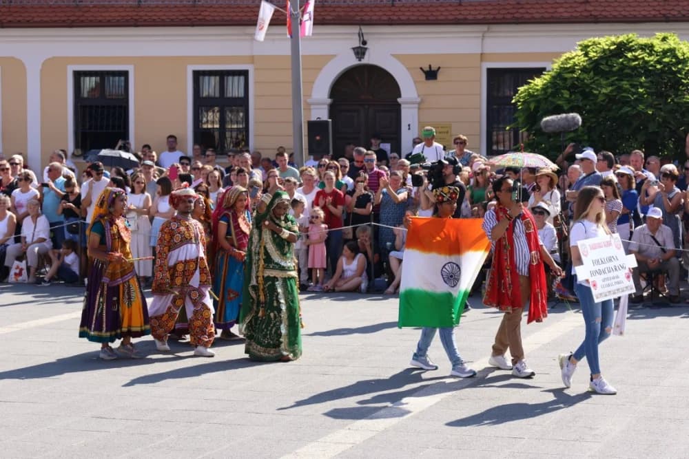/VELIKA FOTOGALERIJA/ Ljepota tradicije i bogatstvo narodnih običaja dočarana na 58. Đakovačkim vezovima