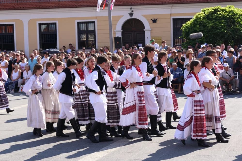 /VELIKA FOTOGALERIJA/ Ljepota tradicije i bogatstvo narodnih običaja dočarana na 58. Đakovačkim vezovima
