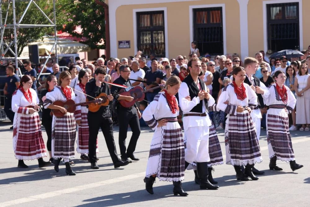 /VELIKA FOTOGALERIJA/ Ljepota tradicije i bogatstvo narodnih običaja dočarana na 58. Đakovačkim vezovima