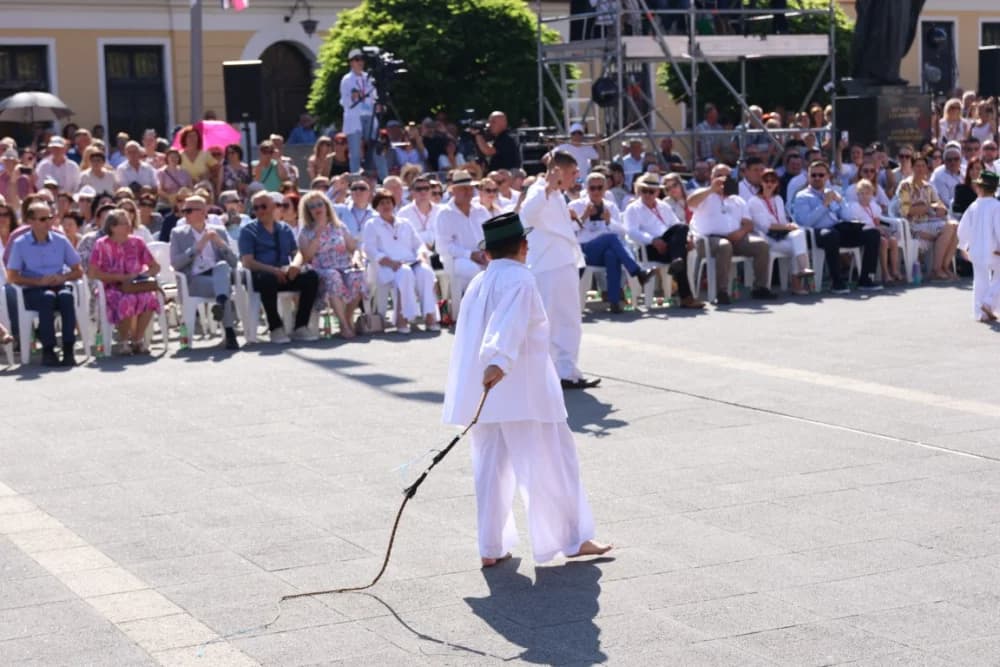/VELIKA FOTOGALERIJA/ Ljepota tradicije i bogatstvo narodnih običaja dočarana na 58. Đakovačkim vezovima