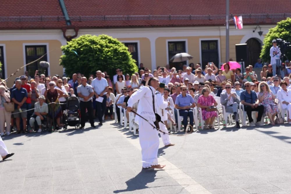 /VELIKA FOTOGALERIJA/ Ljepota tradicije i bogatstvo narodnih običaja dočarana na 58. Đakovačkim vezovima