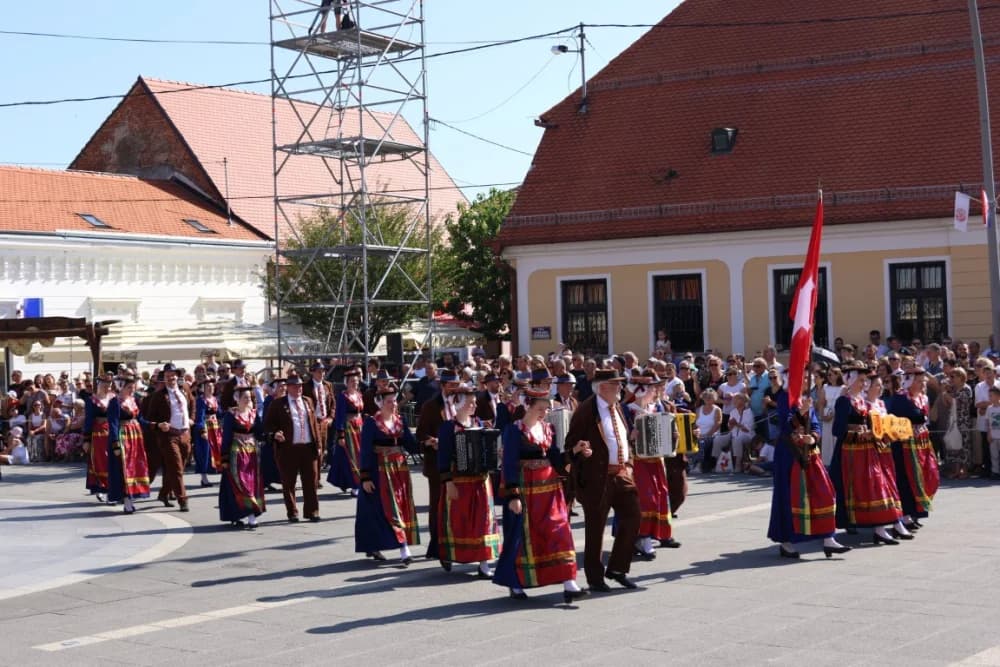 /VELIKA FOTOGALERIJA/ Ljepota tradicije i bogatstvo narodnih običaja dočarana na 58. Đakovačkim vezovima