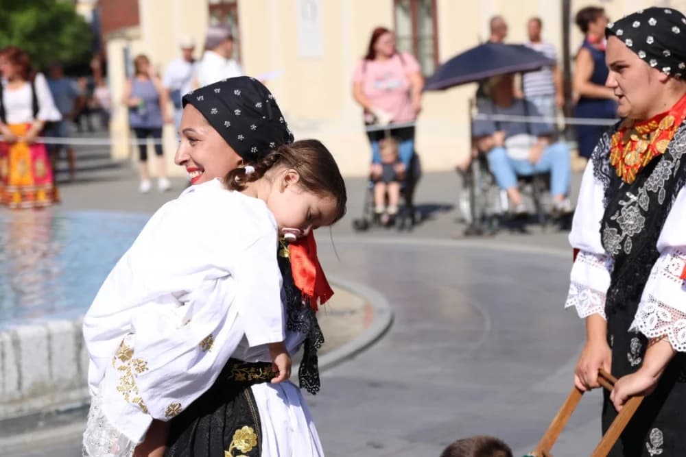 /VELIKA FOTOGALERIJA/ Ljepota tradicije i bogatstvo narodnih običaja dočarana na 58. Đakovačkim vezovima
