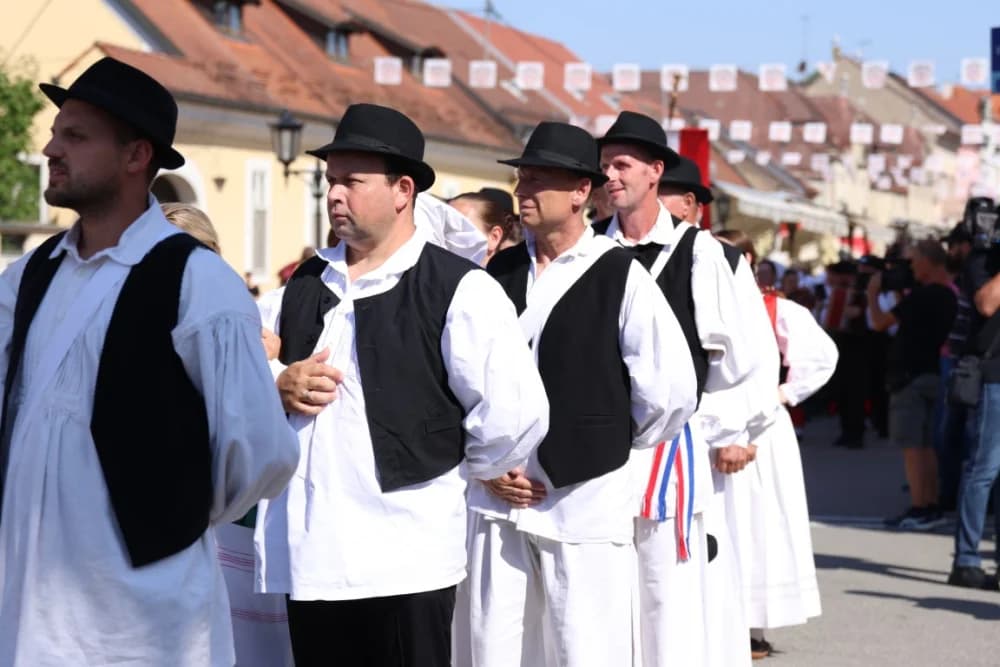 /VELIKA FOTOGALERIJA/ Ljepota tradicije i bogatstvo narodnih običaja dočarana na 58. Đakovačkim vezovima