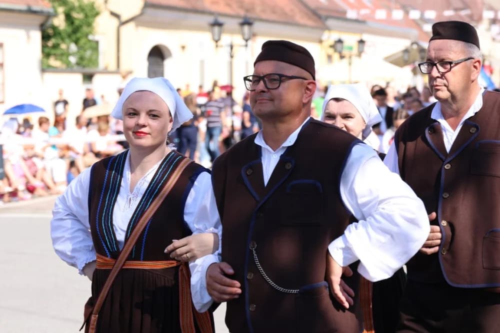 /VELIKA FOTOGALERIJA/ Ljepota tradicije i bogatstvo narodnih običaja dočarana na 58. Đakovačkim vezovima