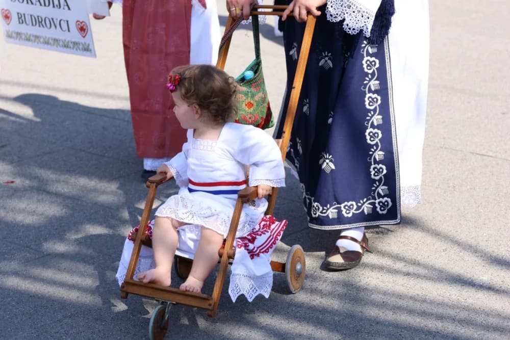 /VELIKA FOTOGALERIJA/ Ljepota tradicije i bogatstvo narodnih običaja dočarana na 58. Đakovačkim vezovima