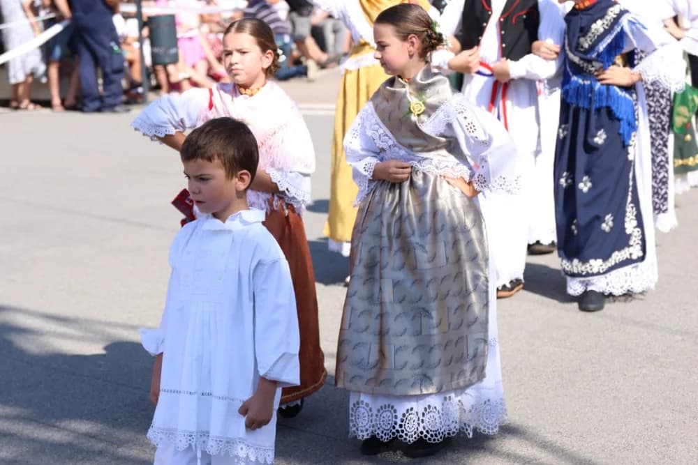 /VELIKA FOTOGALERIJA/ Ljepota tradicije i bogatstvo narodnih običaja dočarana na 58. Đakovačkim vezovima