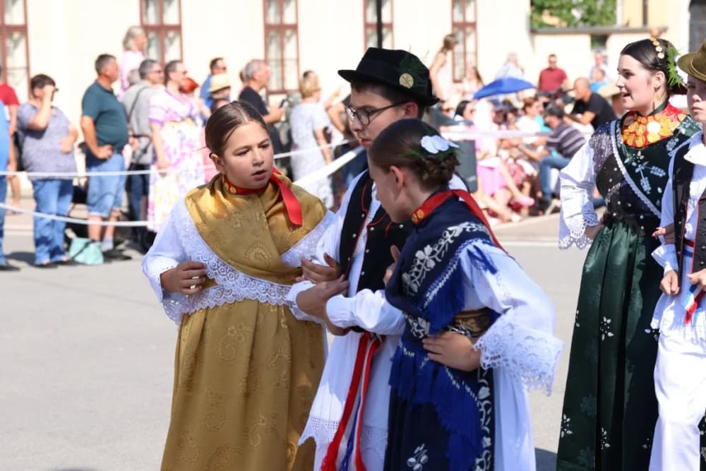/VELIKA FOTOGALERIJA/ Ljepota tradicije i bogatstvo narodnih običaja dočarana na 58. Đakovačkim vezovima
