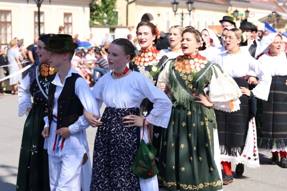 /VELIKA FOTOGALERIJA/ Ljepota tradicije i bogatstvo narodnih običaja dočarana na 58. Đakovačkim vezovima