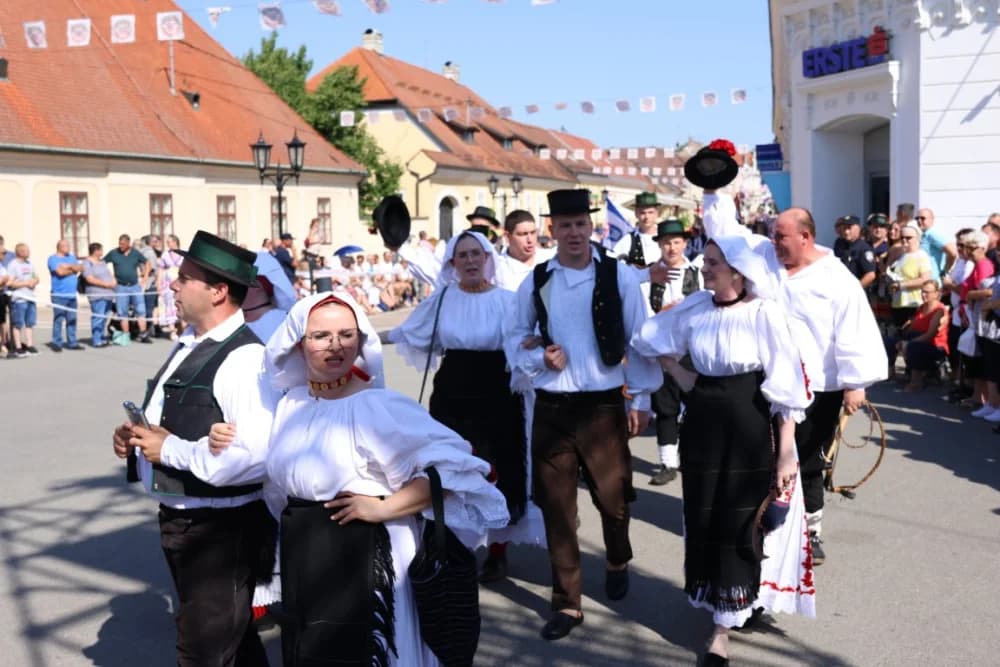 /VELIKA FOTOGALERIJA/ Ljepota tradicije i bogatstvo narodnih običaja dočarana na 58. Đakovačkim vezovima