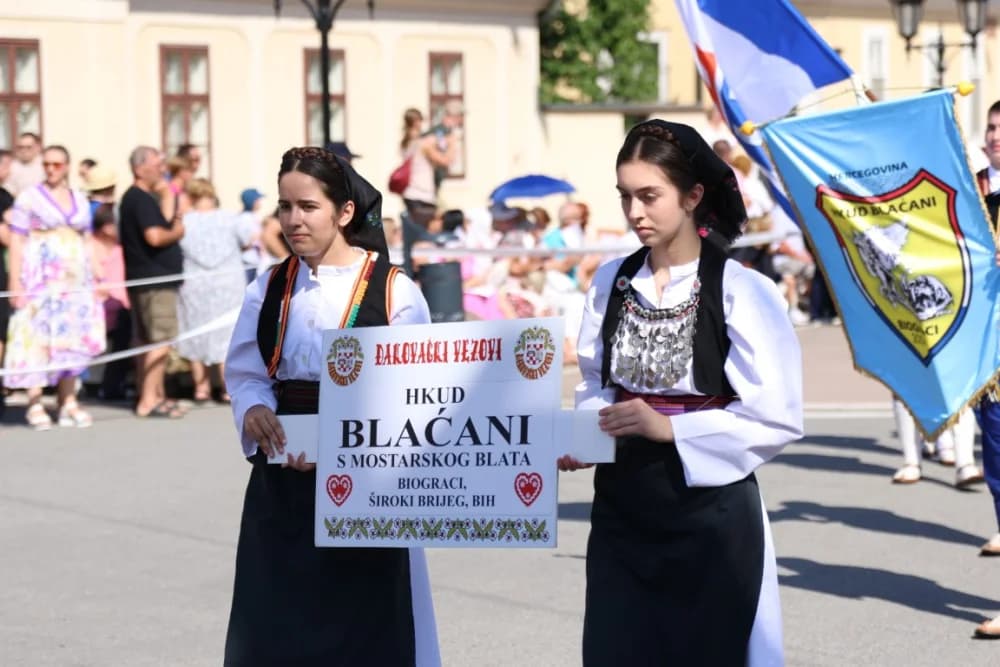 /VELIKA FOTOGALERIJA/ Ljepota tradicije i bogatstvo narodnih običaja dočarana na 58. Đakovačkim vezovima