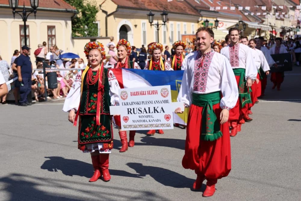 /VELIKA FOTOGALERIJA/ Ljepota tradicije i bogatstvo narodnih običaja dočarana na 58. Đakovačkim vezovima