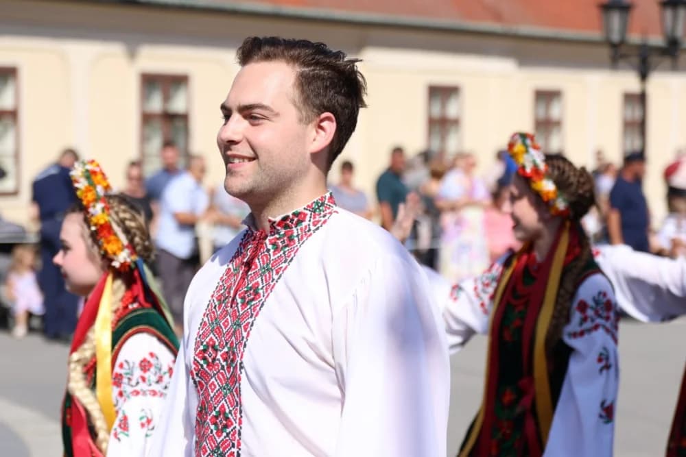 /VELIKA FOTOGALERIJA/ Ljepota tradicije i bogatstvo narodnih običaja dočarana na 58. Đakovačkim vezovima