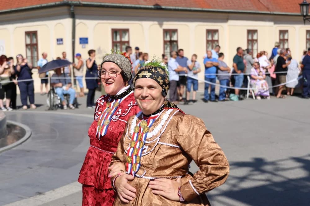 /VELIKA FOTOGALERIJA/ Ljepota tradicije i bogatstvo narodnih običaja dočarana na 58. Đakovačkim vezovima