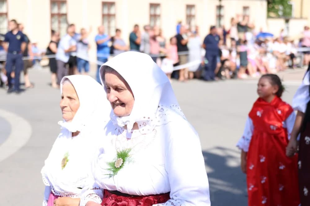 /VELIKA FOTOGALERIJA/ Ljepota tradicije i bogatstvo narodnih običaja dočarana na 58. Đakovačkim vezovima