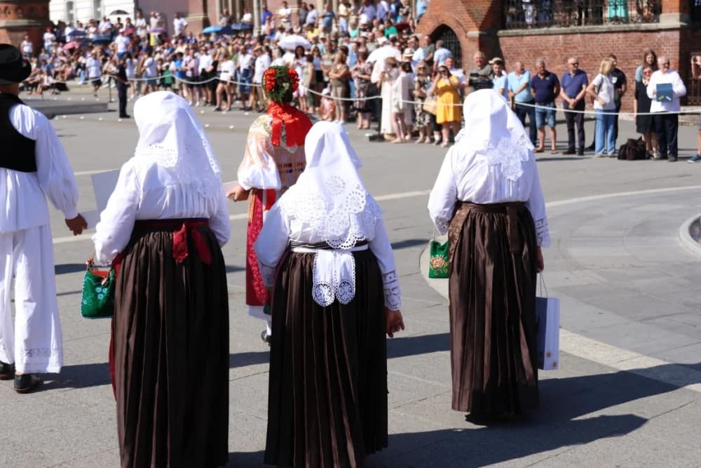 /VELIKA FOTOGALERIJA/ Ljepota tradicije i bogatstvo narodnih običaja dočarana na 58. Đakovačkim vezovima