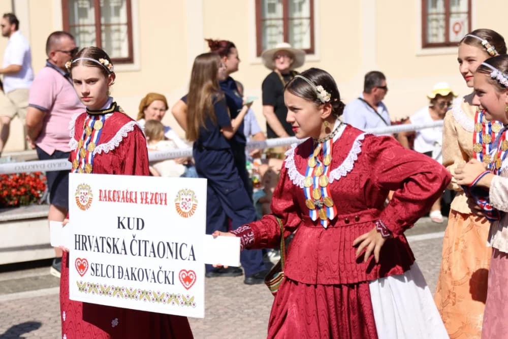 /VELIKA FOTOGALERIJA/ Ljepota tradicije i bogatstvo narodnih običaja dočarana na 58. Đakovačkim vezovima