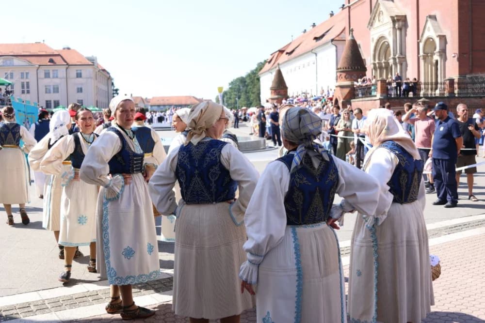 /VELIKA FOTOGALERIJA/ Ljepota tradicije i bogatstvo narodnih običaja dočarana na 58. Đakovačkim vezovima