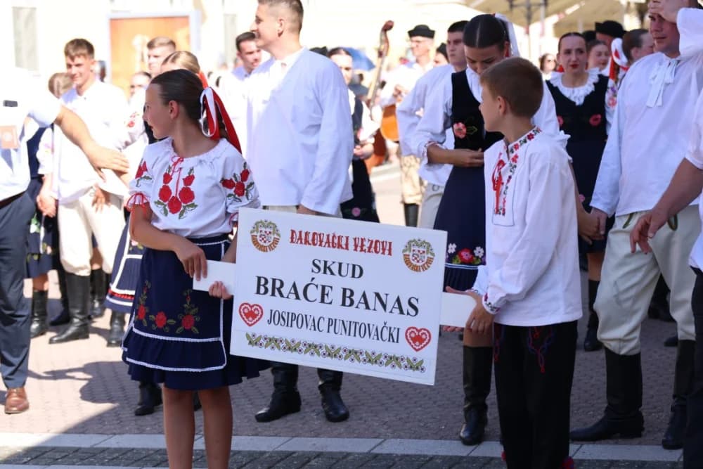 /VELIKA FOTOGALERIJA/ Ljepota tradicije i bogatstvo narodnih običaja dočarana na 58. Đakovačkim vezovima