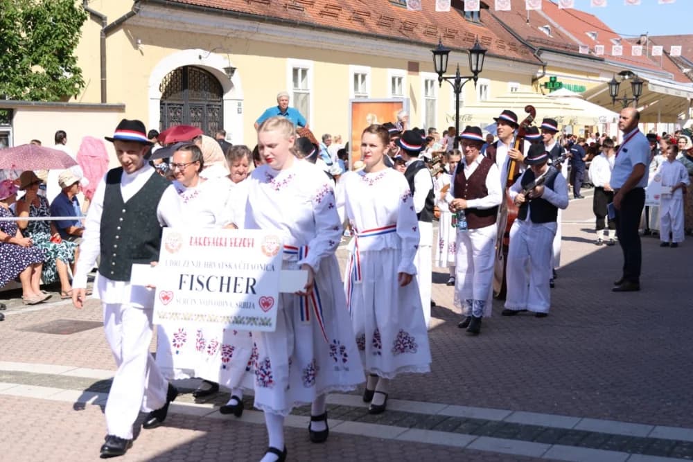 /VELIKA FOTOGALERIJA/ Ljepota tradicije i bogatstvo narodnih običaja dočarana na 58. Đakovačkim vezovima