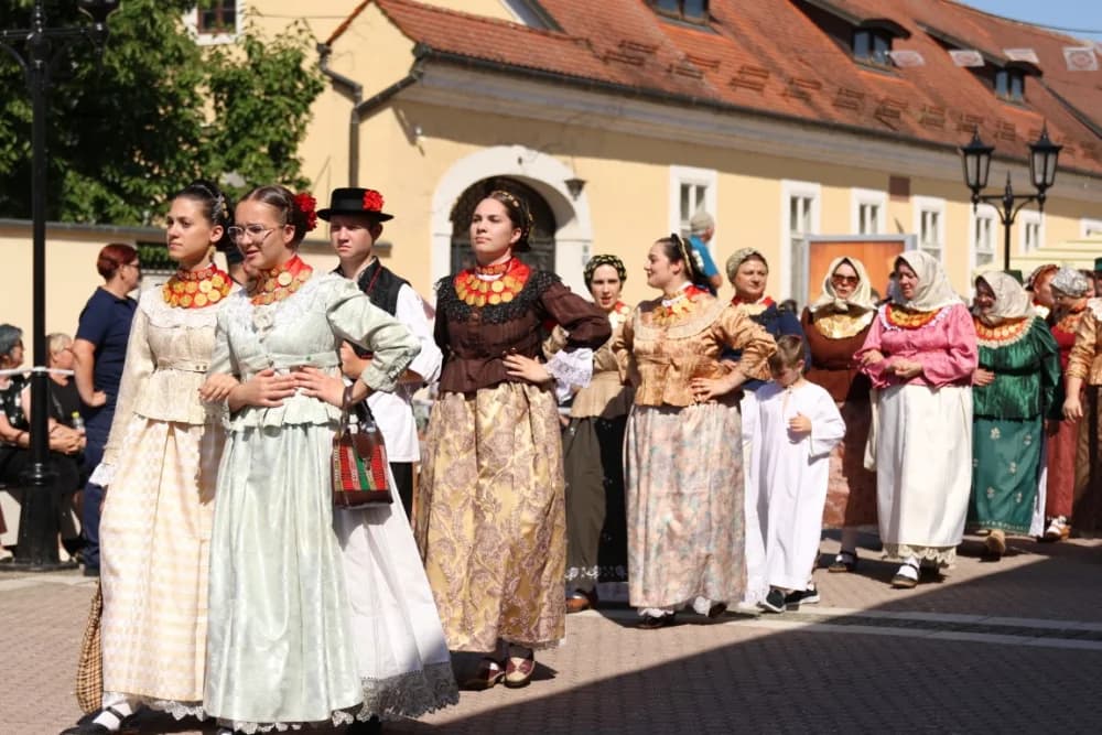 /VELIKA FOTOGALERIJA/ Ljepota tradicije i bogatstvo narodnih običaja dočarana na 58. Đakovačkim vezovima