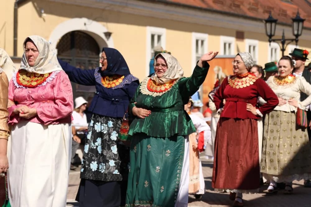 /VELIKA FOTOGALERIJA/ Ljepota tradicije i bogatstvo narodnih običaja dočarana na 58. Đakovačkim vezovima