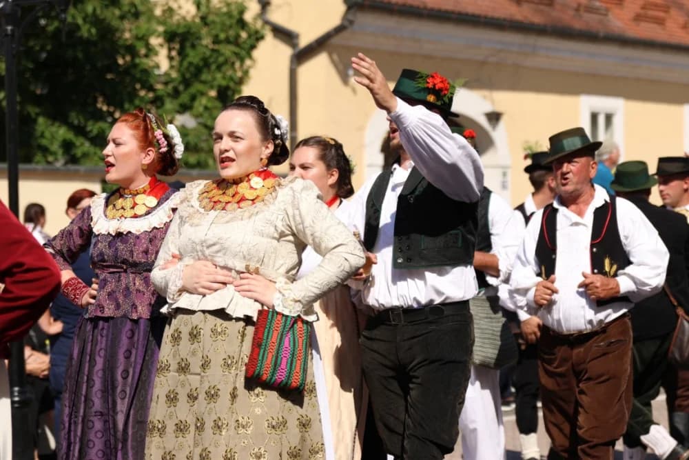 /VELIKA FOTOGALERIJA/ Ljepota tradicije i bogatstvo narodnih običaja dočarana na 58. Đakovačkim vezovima