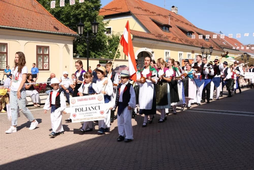 /VELIKA FOTOGALERIJA/ Ljepota tradicije i bogatstvo narodnih običaja dočarana na 58. Đakovačkim vezovima
