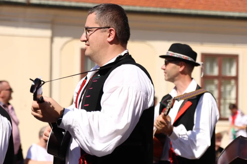 /VELIKA FOTOGALERIJA/ Ljepota tradicije i bogatstvo narodnih običaja dočarana na 58. Đakovačkim vezovima