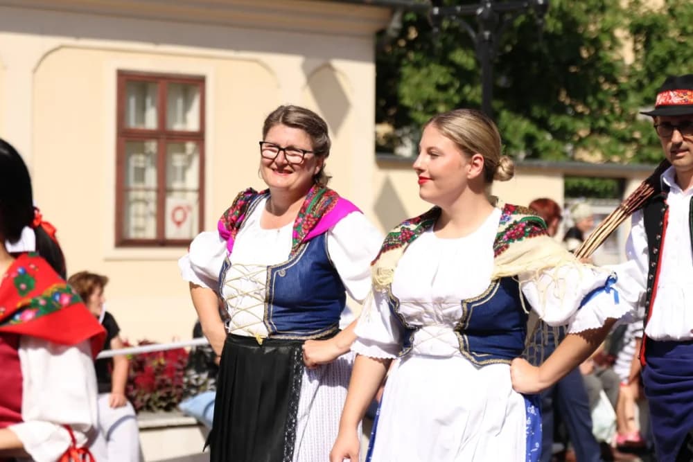 /VELIKA FOTOGALERIJA/ Ljepota tradicije i bogatstvo narodnih običaja dočarana na 58. Đakovačkim vezovima