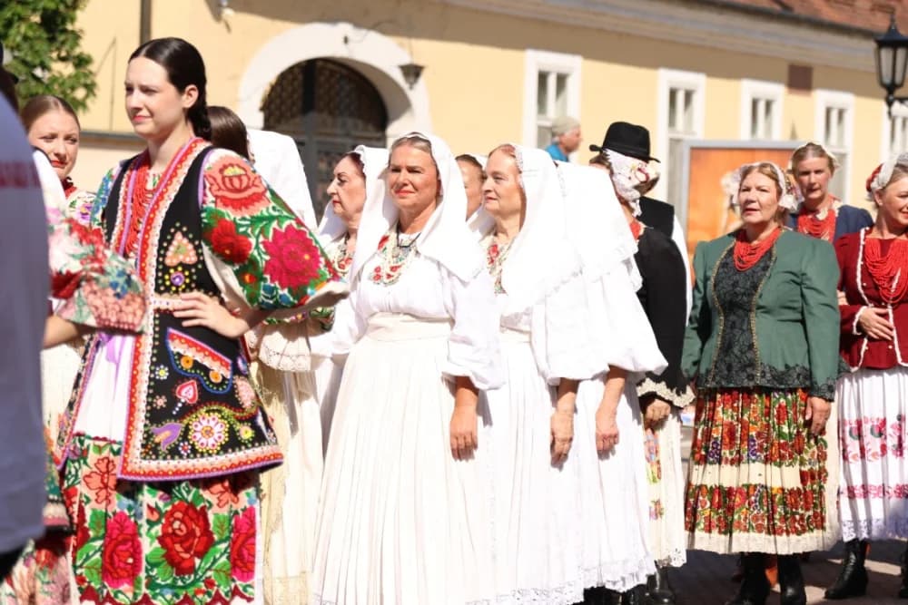 /VELIKA FOTOGALERIJA/ Ljepota tradicije i bogatstvo narodnih običaja dočarana na 58. Đakovačkim vezovima