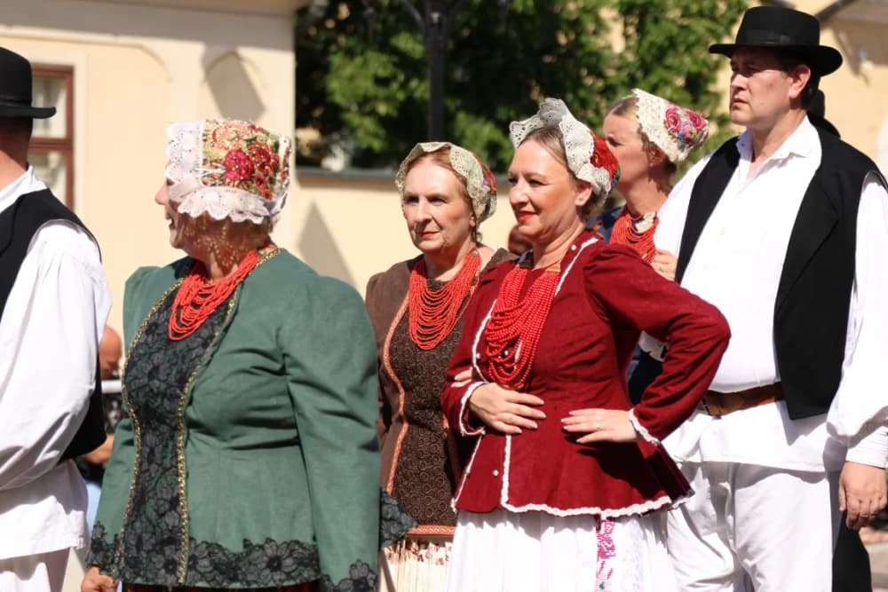 /VELIKA FOTOGALERIJA/ Ljepota tradicije i bogatstvo narodnih običaja dočarana na 58. Đakovačkim vezovima